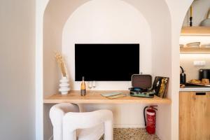 Earthy & Warm Apartment Heart of Psirri