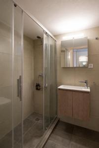 Bright Apartment with Spacious Balcony in Pagkrati