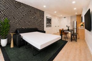 1BR Designer Suite Sleeps 4