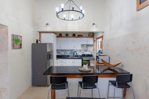Colonial 2BR Apartment 2 mins walk to beach