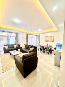 Luxurious three bedroom with pool and gym near beach