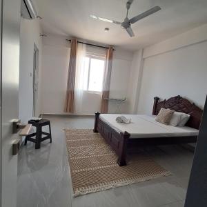 Luxurious three bedroom with pool and gym near beach