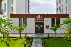 Luxurious three bedroom with pool and gym near beach