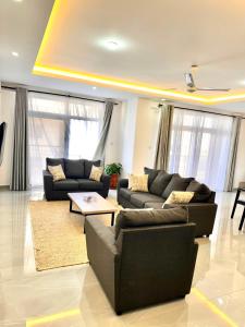 Luxurious three bedroom with pool and gym near beach