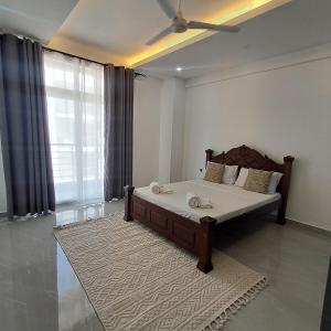 Luxurious three bedroom with pool and gym near beach