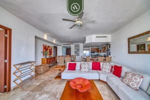 B Nayar 3BR Sanctuary: Private Balcony, Full Kitchen & Steps to La Cruz Marina