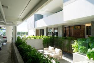 Brand new Lake View 3 Bedroom Aqua free pool &gym