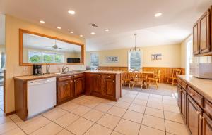 Carolina Breeze - Southern Shores, Chickahauk, 200 Yards to the Beach, Flex Stays, Private Decks