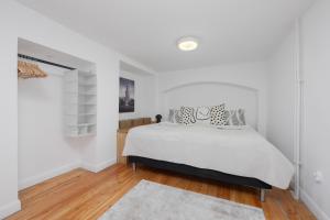 Charming Two-Bedroom City Centre Apartment with a Mezzanine by Noclegi Renters