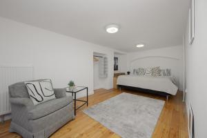Charming Two-Bedroom City Centre Apartment with a Mezzanine by Noclegi Renters