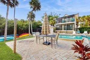 Charming condo with access to shared outdoor pool wifi & private balcony
