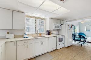 Charming condo with access to shared outdoor pool wifi & private balcony