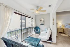 Charming condo with access to shared outdoor pool wifi & private balcony