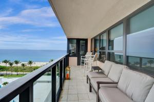 Adorable 2 Bedroom Condo Beach Service 904