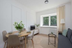Modern Apartment Near Downtown by Noclegi Renters