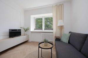 Modern Apartment Near Downtown by Noclegi Renters