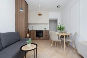 Modern Apartment Near Downtown by Noclegi Renters