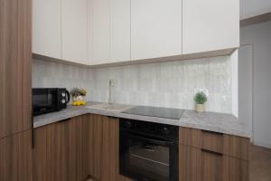 Modern Apartment Near Downtown by Noclegi Renters
