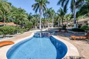 Studio w Resort-Style Pool, Walk to Beach!