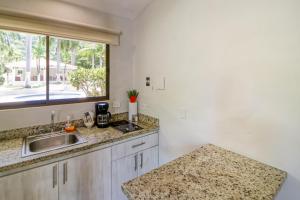 Studio w Resort-Style Pool, Walk to Beach!