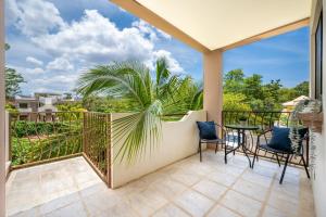 Coco Bliss: Pool, Rooftop Deck, Walk to Beach