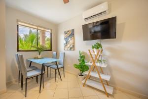 Coco Bliss: Pool, Rooftop Deck, Walk to Beach