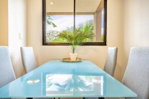 Coco Bliss: Pool, Rooftop Deck, Walk to Beach