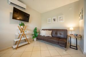 Coco Bliss: Pool, Rooftop Deck, Walk to Beach