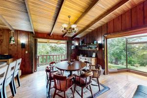 Barva Forest Cabin w Deck, Mtn Views