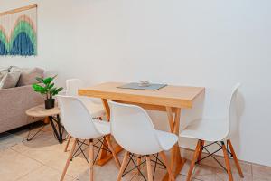 3 Mi to Beach: Modern Santa Cruz 2BR Condo