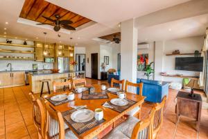 Shared Pool & Outdoor Kitchen: Flamingo Beach Gem