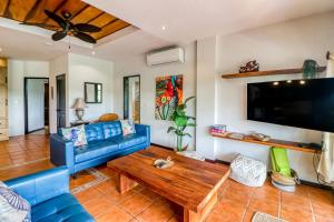 Shared Pool & Outdoor Kitchen: Flamingo Beach Gem