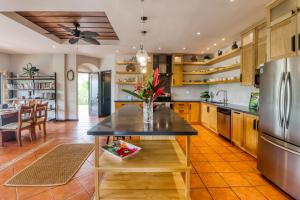 Shared Pool & Outdoor Kitchen: Flamingo Beach Gem