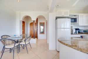 Walk to the Beach & Town! Tamarindo Condo