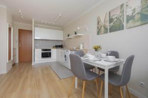 Unique Apartment in Warsaw for 4 People by Noclegi Renters