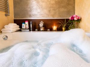Roanne Modern House with Jacuzzi in Tuscany