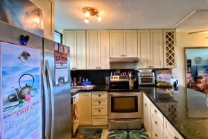 Oceanfront 4BR, 2 Condos for 12 in Hilo, Hawaii!