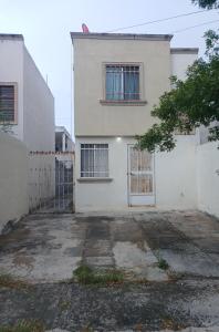 1 habitación con área comunes de la casa compartidas 7 minutos del Aeropuerto