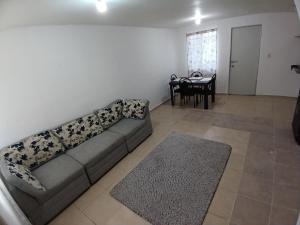 1 habitación con área comunes de la casa compartidas 7 minutos del Aeropuerto