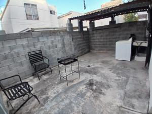 1 habitación con área comunes de la casa compartidas 7 minutos del Aeropuerto