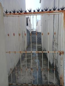 1 habitación con área comunes de la casa compartidas 7 minutos del Aeropuerto