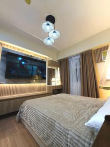 Casa Beatrice Airport Stay Close to Everything that Matters with 65 inches TV