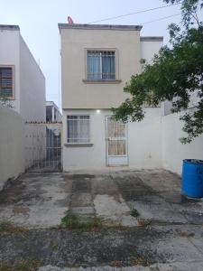 Entire 2-Bedroom House Minutes from the MTY Airport
