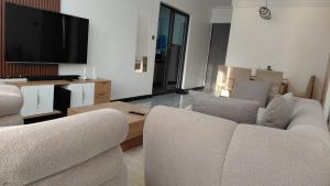elegant executive two bedroom apartment with amazing city views,swimming pool,fully equipped gym and close proximity to major shopping malls and restaurants
