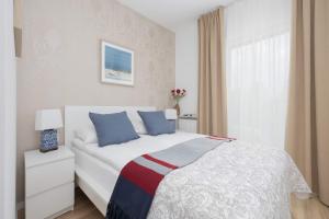 Bright Apartment with Parking & Balcony Close to the Airport by Noclegi Renters