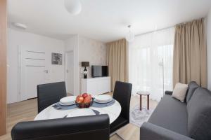Bright Apartment with Parking & Balcony Close to the Airport by Noclegi Renters