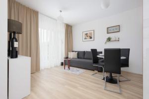 Bright Apartment with Parking & Balcony Close to the Airport by Noclegi Renters