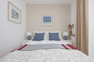 Bright Apartment with Parking & Balcony Close to the Airport by Noclegi Renters