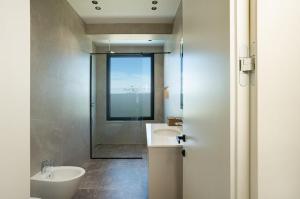 Modern masterpiece with Sea and Lake views !
