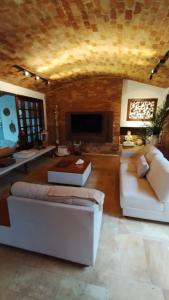 Linda casa com piscina e churrasqueira PM122